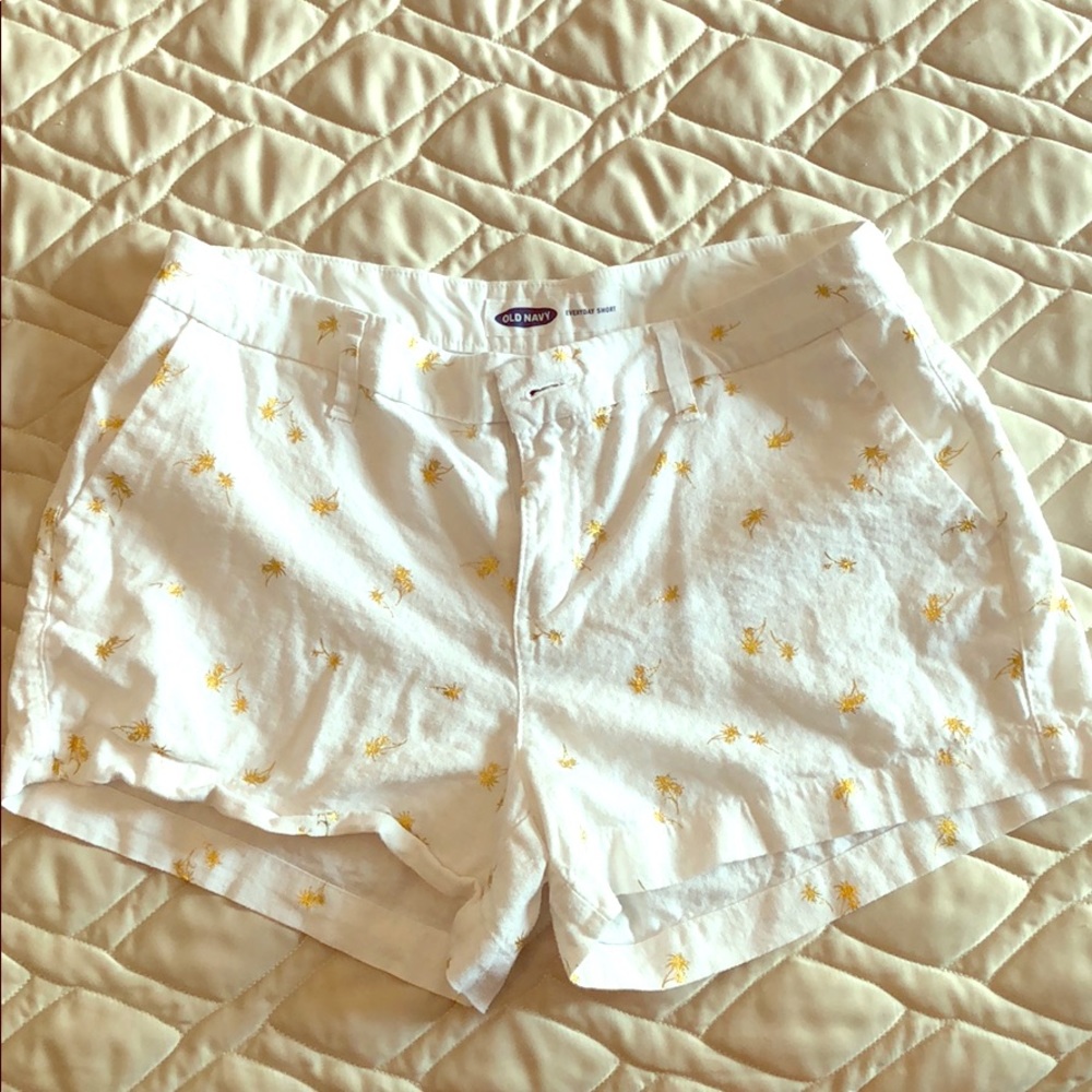 Old navy white linen blend shorts with palm trees